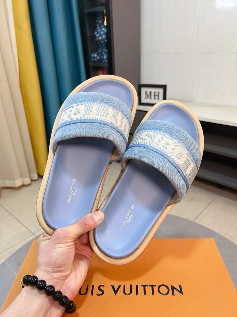 Ex-factory price 360🌹🌹 (lv-Louis Vuitton) New men's slippers, high-end boutique, exquisite embossed logo decoration on the upper, fine workmanship, super soft soles, casual, loose and comfortable, a must-have in summer! \nsize：38-44